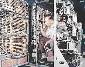 DATAMASKIN P� 60-TALLET: En IBM-tekniker jobber inne i en datamaskin �rgang 1960. 
