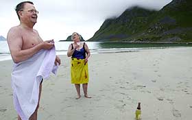 BEST I TEST: Omringet av stupbratte fjell og med Norskehavet rett ut lokker Hauklandsand i Vestv�g�y i Lofoten lofotv�ringer og turister.