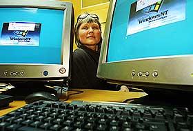  RISIKABELT PC-MILJ�: Forsker Solveig Glomsr�d i Statistisk sentralbyr� utviklet el-overf�lsomhet etter � ja jobbet foran en datamaskin i 15 �r. Hun mener det er p� h�y tid � ta helse- og milj�problemet str�ling p� alvor, fordi det ang�r stadig flere.