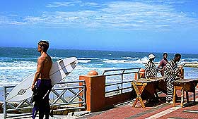  ENDEL�SE STRENDER:  Hvite og innbydende sanddyner strekker seg kilometervis i omr�dene utenfor Cape Town. Selv om klimaet kan v�re b�de varmt og fruktbart, kan b�lgene som sl�r seg inn fra Atlanterhavet v�re iskalde.