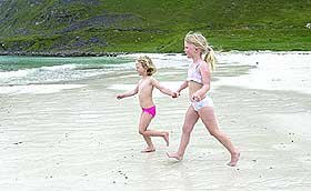  H FOR HAUKLANDSAND:  Den 500 meter lange stranda ligger p� yttersida av Lofoten og ble i fjor k�ret til Norges beste strand av Dagbladet.