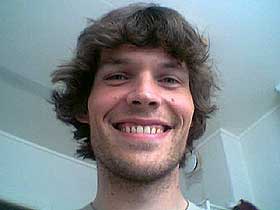 EN GLAD GUTT: Barnlig glede er vel den beste karakteriseringen av journalistens opplevelse av Nokia 7650. Bildet er tatt med telefonen.
