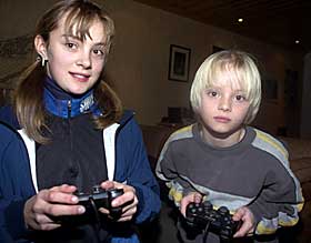 MATILDE OG HERMANN:  Testet Crash Bandicoot for Playstation 2, og klarte alle niv�er. - Veldig bra spill, synes de.