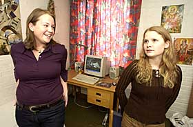  F�RSTE M�TE:  Ingunn Hob�k (t.v.) og Ingvild Gregersen har egne nettdagb�ker. De har kjent hverandre i et halv�r, men dette er f�rste gangen de prater ordentlig. 