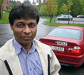  PROBLEMER: - Mange innvandrere har problemer med f�reroppl�ringen. Det skyldes b�de spr�kvansker, og ulik trafikk-kultur, men kan ogs� skyldes at kj�rel�rerne ikke er skolerte til � l�re opp elever med en annen trafikkbakgrunn, sier Mumtaz Kahn ved Oslo Syd Trafikkskole p� Holmlia utenfor Oslo.