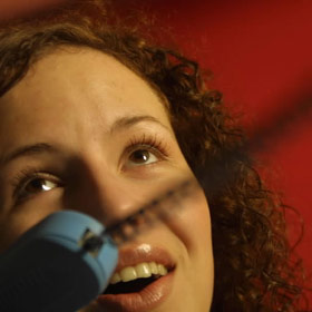 GLADPRISER: Opp til 86 prosent rabatt p� utenlandssamtaler er god grunn til � smile og le.
Foto: SCANPIX

