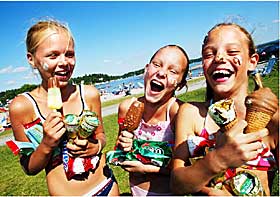 SOL OG IS: Kine Hodt Smith (11), Betina Hodt Smith (11) og Louise Nordskar Hoff (11) fra Asker koser seg med is p� stranda.