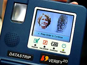 PASSLESER: Selskapet Datastrip har laget denne b�rbare passleseren for biometriske pass. Her ser vi bildet og fingeravtrykket kommer opp p� skjermen.
