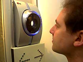 �YESCANNING: Selskapet LG Electronics er et av selskapene som kommer til � nyte godt av de nye amerikanske reglene. Innf�ringen av biometriske pass vil sette fart p� en helt ny bransje. P� CeBit-messsen i Hannover i Tyskland i �r var en gigantisk messehall viet sikkerhetsteknologi som dette.
