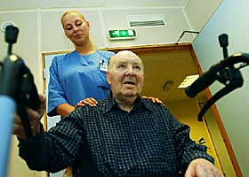 KNAPP BEMANNING: Asmund Nedrelid (82) bor p� Smestadhjemmet. - De som jobber her gj�r s� godt de kan, men de er velig f�, sier han.