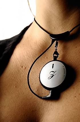  MP3-SMYKKE:  Asono EMP-Z er markedets minste MP3-spiller og kan henges rundt halsen som et smykke. Men spilleren har for mange minuser til � n� helt opp i toppsjiktet.