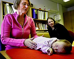  FULL KONTROLL:  Karoline Mortensen var i g�r p� kontroll med Hedda (7 uker) hos helses�ster Agnes Amundsen p� Sk�yen helsestasjon i Oslo. - Det er viktig � legge Hedda p� magen n�r hun er v�ken. Det gj�r godt for babyens ford�yelse, nakkemuskler og �vrig motorikk, sier Amundsen.