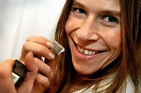  NORGE TAR ETTER:  I Sverige har snusbruken v�rt utbredt i mange �r. N� �ker snusbruken faretruende ogs� i Norge, og mange advarer mot at vi skal sj�re som den svenske artisten Caroline af Ugglas her gj�r.