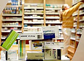  ADVARSEL: I underkant av 240000 nordmenn brukte if�lge Folkehelseinstituttet antidepressiva i 2003.