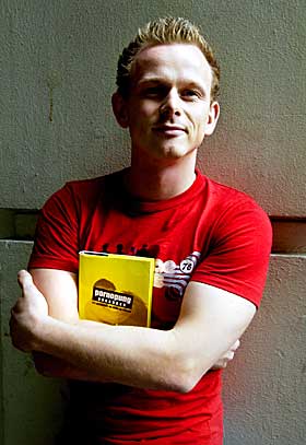  SJEKKEH�NDBOK:  Mads Larsen provoserte mange da han i fjor ga ut 