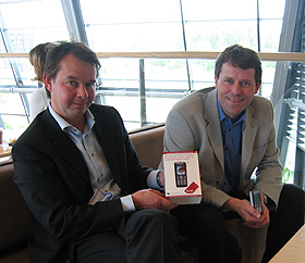 OPTIMISTISK: Olav Henrik Kjorstad og Ric Brown i Telenor tror at Entry vil f� fart p� wapbruken.