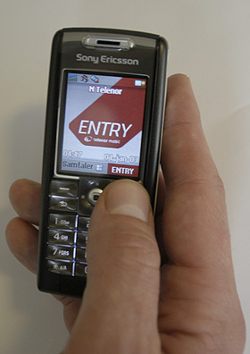 TRENDY MOBILER: Sony Ericsson T630 og Nokia 6600 er de f�rste mobilene som kommer med Entry. Prisen p� en Telenorsubsidiert T630 med Entry blir trolig p� mellom 700 og 1100 kroner.