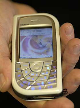 N� SNAKKER VI:  Nokia 7610 har f�tt et kamera som er verdt mobilen alene.