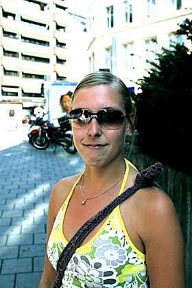 CAMILLA MARCHER (27), STOCKHOLM:  - Jenter er mer ute p� byen og gj�r de samme greiene som gutta, s� det er ikke noen overraskelse at de er like utro. Og s� er det mange par som har d�rlige forhold og er sammen uten at de burde v�re det.