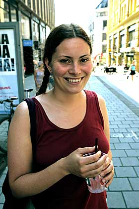  VANJA BJ�RCKE (28), ARENDAL:  - Vi jenter liker ikke � be om ting, og gutter tar ikke hint, de er d�rlige tankelesere. Jenter vil ha oppmerksomhet, uten � formulere hva vi vil ha. S� utroskap kan v�re punktumet p� en veldig lang setning der parene ikke klarer � kommunsere sammen.