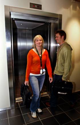 UNGE OG FLEKSIBLE: Silje Thoresen og St�le Moe i Microsoft Norge har stor frihet s� lenge de leverer varene. - Men fleksitida stiller st�rre krav til deg selv. Det er viktig � utnytte de rolige periodene, sier St�le.