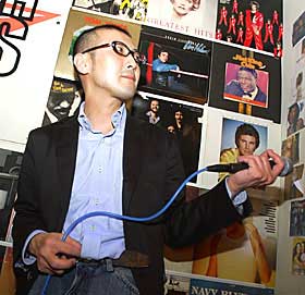 ..OG P� GITAR Stemmen var heller d�rlig til denne karen, men da valgte han likegodt en l�t med en lang gitarsolo. Og har man ikke gitar, bruker man en mikrofonledning.
