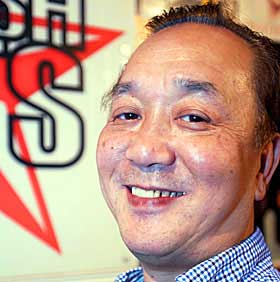 FEST HVER KVELD: - Jeg har bannlyst japanske sanger fordi er s� triste. De handler bare om svik, om folk som d�r, har mistet sin kj�rlighet osv. Nei, engelske l�ter er det mer fart i og da blir det mer liv, sier innehaver p� Smash Hits gjennom 16 �r, Hideyuki Saito.