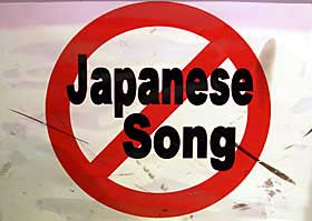FORBUDT: P� Smash Hits kan du glemme � synge p� japansk. Men japanere som synger engelsk er enda morsommere karaoke.