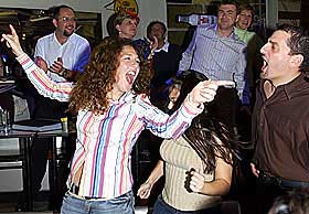 FULLT TR�KK I SALEN: Det er ikke bare de p� scenen som slipper seg l�s. Resten av gjestene st�r p� stolene, danser og synger med. Her er det en l�t fra musikalen Grease som framf�res.