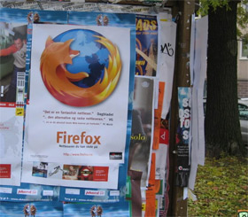 GRASROTKAMPANJE: eEt femtitalls idealister er i ferd med � henge opp plakater Norge rundt for � f� flere til � pr�ve nettleseren Firefox.