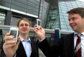 VIDEOSAMTALE: Bj�rn Amundsen og Olav Henrik Kjorstad i Telenor tester ut videotelefoni via 3G.