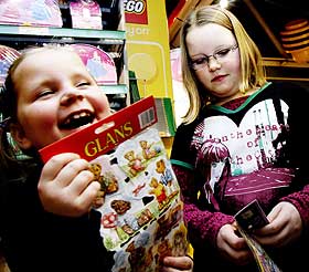  IKKE DYRE �NSKER:  S�strene Hanne (6) og Anette (8) L�kke J�rgensen har ikke dyre gave�nsker: -  Jeg �nsker meg glansbilder og glansbildebok, sier Anette. -  Jeg ogs�, sier lilles�ster Hanne. Men etter en titt p� glansbildene, blir �nsket noen hakk dyrere. -  Egentlig �nsker jeg meg en hest. Vi kan ha den p� verandaen.