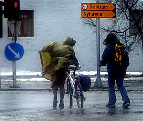 V�RHARDT: Innbyggere i Bergen b�r foreberede seg p� stormen. Her er det Trondheim som er ute i hardt v�r.
