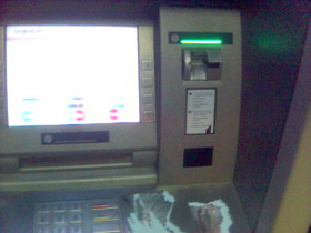 NOE UVANLIG? Ser du noe uvanlig ved denne minibanken som tilh�rer DnBNOR p� hj�rnet av Akersgata og Grensen? De fleste brukerne vil neppe reagere p� noe her i halvm�rket p� ettermiddagen. Likevel: