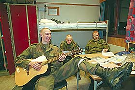 SING ME A SONG:   De sitter p� rom 303 og gj�r det soldater er best p�: Venting. Oddmund Broen (fra venstre), Tommy Andersen og Christoffer Biong spiller gitar og snakker om jenter og jul.