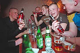 UTESTEDET:   Kristoffer Kjos Gabrielsen, Ole Christian Nygjelten, Oddmund Broen, Thomas Olsen, Aleksander Sandvig og Martin Karelius �stensen venter p� jentene.