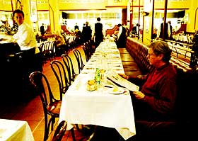 Uformelt: Stemningen er h�ylytt og livlig i lange, trange Brasserie A Touch Of France.