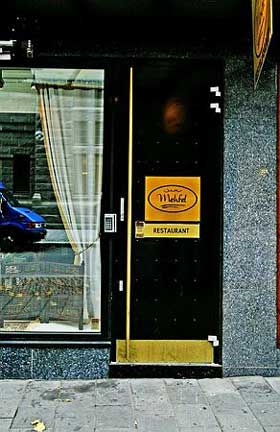  SJARMERENDE: Mehfel g�r imotstr�mmen av landskonkurrenter, iden forstand at de ikke overveldersine gjester med overfylte fat.Men stedet vinner p� sjarm.