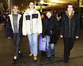HELFRELSTE FANS: Uansett hvor i verden a-ha har konsert, s� er Judith Heinich (f.v), Petra Meier, Judith Fasler og Kayoko Kuriyama p� plass. Siden 1986 har de v�rt hekta p� den norske gruppa.