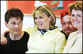 ARTISTST�TTE: Mange artister stiller opp for Stine Sofies Stiftelse den 19. mai. Her er mor til Stine, Ada Sofie Austegard, og Bente Bergseth (t.h.) i stiftelsen med to av artistene, Morten Harket og Asgeir Borgemoen.