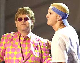 IKKE ANTI-ESTABLISH NOK: Johnny Rotten surmuler over Eminems st�tte til det etablerte. Her har rapperen blitt venner med Elton John, etter � ha kommet med flere negative bemerkninger om homofile tidligere.
