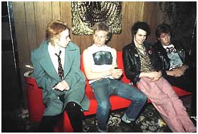 SEX PISTOLS: Punkerne hadde sin storhetstid i 1976-77. Her er de i Sverige f�r en konsert. Fra venstre Johnny Rotten, Paul Cook, Sid Vicious og Steve Jones.