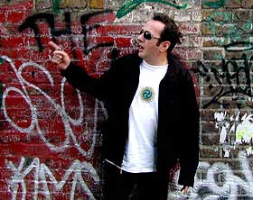 TILBAKE: Som frontmann i The Clash, var Joe Strummer i rockens sentrum for 20 �r siden. N� er det knapt noen som legger merke til ham.