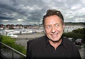 GLAD I NORD-NORGE: Ulf Lundell smilte og sprudlet i Bod� i g�r. Rockestjernen flytter ikke nordover forel�pig, men f�ler seg fri til � snakke fritt i det �pne nordnorske kystlandskap.