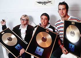 COME AS YOU ARE: Kurt Cobain, Dave Grohl og Krist Novoselic fikk pris for plata �Nevermind� i 1994. Kort tid senere tok Cobain sitt liv. 