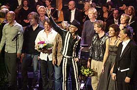 GJ�R EN PAVAROTTI: Sissel Kyrkjeb� fyller scenen med artistvenner og gjesteopptredener. Her er hun sammen med norske State, danske Sort Sol, Kringkastingsorkesteret og deres dirigent Anders Eljas. I tillegg opptr�dte Espen Lind, den svenske fiolinisten Kalle Moreus og Paddy Moloney fra The Chieftains.