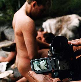  ELLEVILT:  Tittelen i boka �The Cocka Hola company - Skandinavisk misantropi� henspiller p� en pornofilm. Dagbladets anmelder karakteriserer boka som en orkan i ei ellers litt gr� tid.