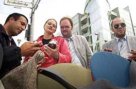 P� HJEMMEBANE: Beritz (Berit Boman), Attila (Atle Antonsen) og Junghans (Johan Golden) i gruppa DDR handler gamle �sttyske suvenirer ved Friedrichstrasse i Berlin.