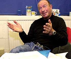 
VIL HA 7 MILL.: - Jeg ofret meg for a-ha. N� vil jeg ha tilbake det de skylder meg, sier gruppas eks-manager John Ratcliff.

