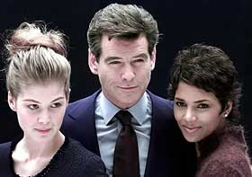 BONDPIKENE: Pierce Brosnan viser fram de nye Bond-pikene, Rosamund Pike (til venstre) og Halle Berry.